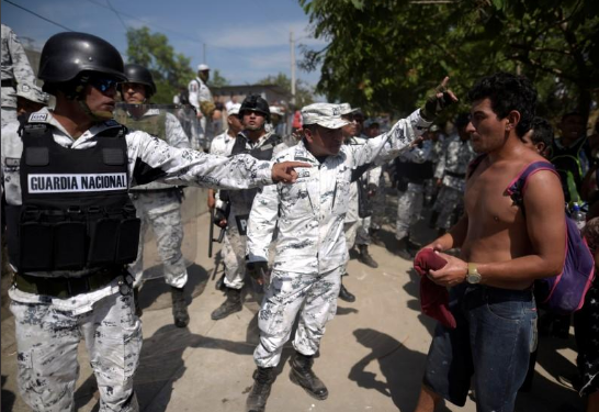 "Chúng tôi không đến đây. Chúng tôi chỉ muốn qua bờ bên kia. Tôi không muốn quay trở lại đất nước mình vì không có gì ở đó, ngoài đói nghèo", Ingrid, một người nhập cư Honduras 18 tuổi, chia sẻ.