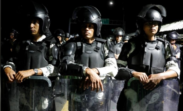 Lực lượng Vệ binh Quốc gia Mexico được triển khai để ngăn dòng người di cư vào nước này.