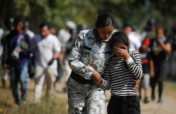 Tình trạng hỗn loạn đã khiến nhiều em nhỏ bị lạc mất bố mẹ.