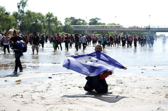 Mexico chịu sức ép của Tổng thống Trump từ tháng 5/2019. Theo đó, nước này phải thực hiện các biện pháp kiềm chế làn sóng người di cư không có giấy tờ đổ về biên giới Mỹ-Mexico, nếu không Washington sẽ siết chặt thuế quan đối với Mexico.