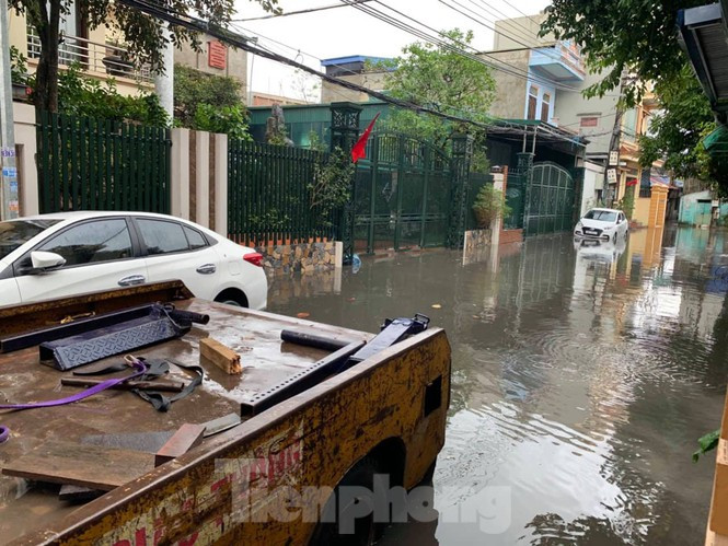 Nam Dinh ngap sau, nguoi dan “thuc thu” trong nha ngay mung 1 Tet-Hinh-4