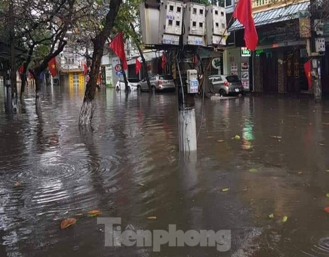 Nam Dinh ngap sau, nguoi dan “thuc thu” trong nha ngay mung 1 Tet-Hinh-9