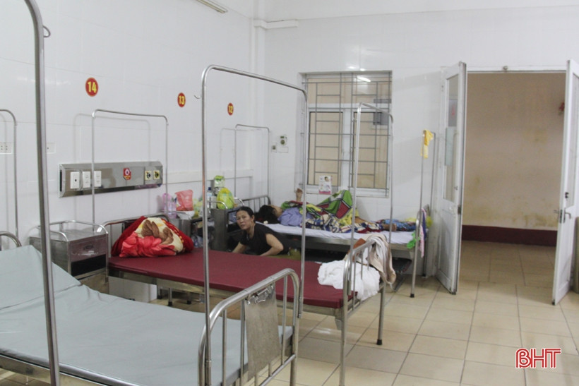 Tính đến tối 30 tết, tại Khoa Chấn thương có 18 bệnh nhân ở lại. Trong số đó, đa số là bệnh nhân bị tai nạn lao động, chỉ có 2 bệnh nhân bị tai nạn giao thông. Nhiều phòng ở Khoa Chấn thương chỉ còn 1-2 người.