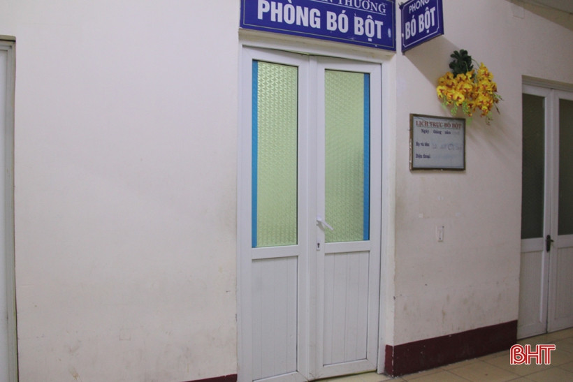 Bác sĩ trực phụ trách bó bột Trần Xuân Huấn, cho biết: “Thời điểm này (vào lúc 21h - PV) những tết trước, chúng tôi xử lý không kịp. Các bệnh nhân đứng đợi trước cửa có khi lên cả chục người. Nhưng năm nay, từ đầu giờ tối đến giờ tôi chỉ phải xử lý cho 2 bệnh nhân, một người bị gãy mu bàn tay và người kia bị nứt xương ống chân”. Ảnh: Phòng bó bột (Khoa Chấn thương lúc 22h ngày 24/1).