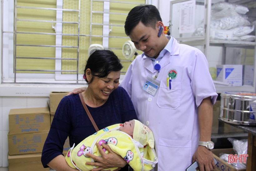 Đúng trong thời khắc giao thừa, bé gái con của gia đình anh Phan Anh Triều và chị Trịnh Thị Thảo ở phường Tân Giang - TP Hà Tĩnh đã chào đời, bình yên trong vòng tay của các y bác sỹ và gia đình. Gia đình dự định đặt tên cho cháu là Thảo An. Trong ảnh: Bà nội bé cùng bác sĩ Thiều Đăng Sáng (Khoa Sản) vui mừng đón bé chào đời.