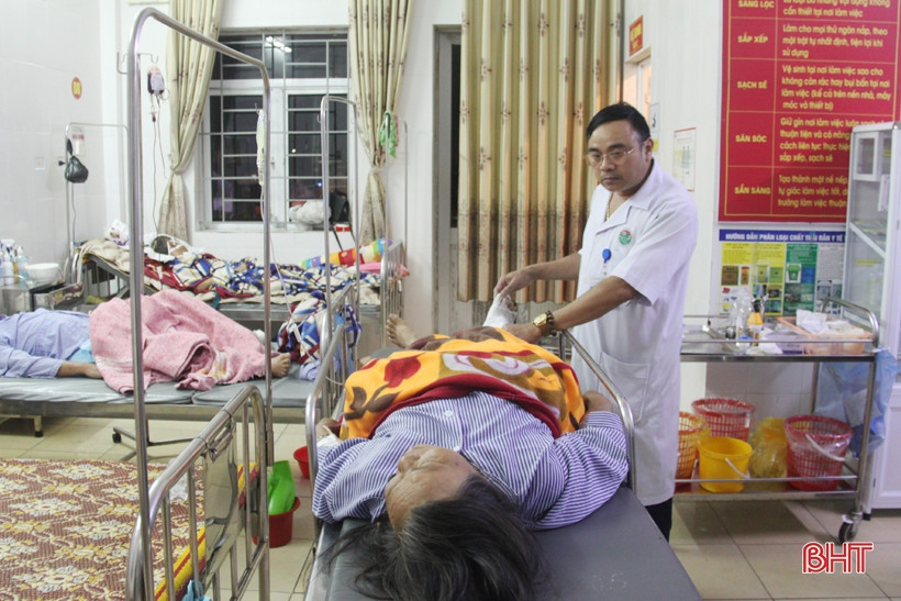 Bà Dương Thị Tỷ (Hương Khê) đi xe máy tự ngã trong tối 30 tết, được đưa về Khoa Chấn thương để theo dõi, điều trị.