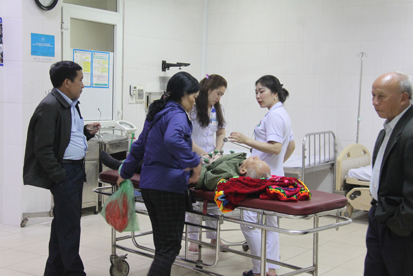 Theo số liệu tổng hợp từ Khoa Cấp cứu - Chống độc, tính cả ngày 30 tết, tại đây có 120 ca nhập viện trong đó có 16 ca tai nạn giao thông. Ảnh: Các bác sĩ đang cấp cứu cho 1 cụ ông nhồi máu cơ tim.