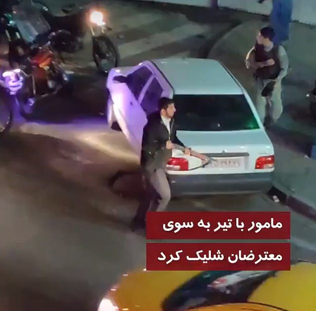 Nguồn tin địa phương cho hay, chỉ vài giờ sau lời kêu gọi của ông Trump, các tay súng thân chính phủ (Iran) đã nổ súng vào những người biểu tình ở Tehran.