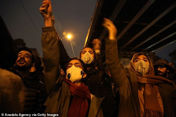 Tình trạng bất ổn mới nhất làm gia tăng áp lực đối với chính quyền Iran trong bối cảnh nước này đang phải "vật lộn" vì lệnh trừng phạt cứng rắn của Mỹ về kinh tế.