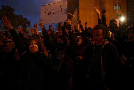 "Họ nói rằng kẻ thù của chúng ta là nước Mỹ nhưng thật ra kẻ thù của chúng ta đang ở đây", nhóm người biểu tình hô vang bên ngoài một trường đại học ở Tehran.