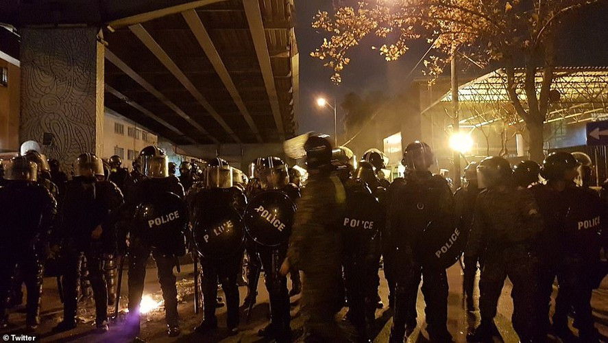 Nhiều người hô vang "án tử cho những người dối trá" trong cuộc biểu tình ở Tehran tối 11/1. Đám đông người biểu tình yêu cầu những người chịu trách nhiệm vụ bắn hạ máy bay dân sự Ukraine phải bị xét xử công khai và chịu hình phạt.