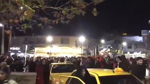 Hãng thông tấn ILNA cho biết cảnh sát đã sử dụng vòi rồng và dùi cui để trấn áp và giải tán đám đông người biểu tình tại thủ đô Iran.