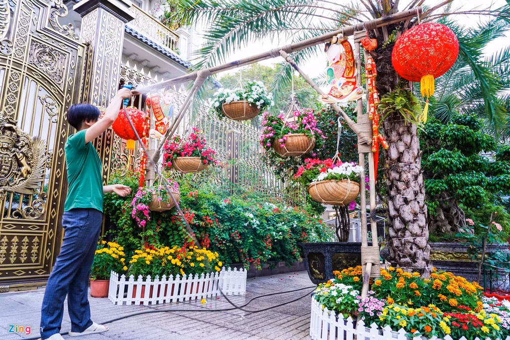 Canh trang hoang don Tet tai pho nha giau TP HCM-Hinh-13