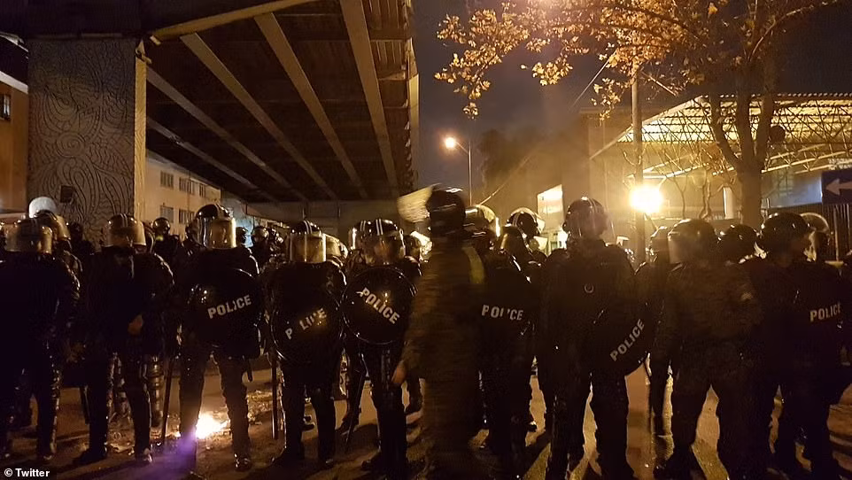 Cảnh sát sử dụng hơi cay và vòi rồng để giải đán đám đông biểu tình.