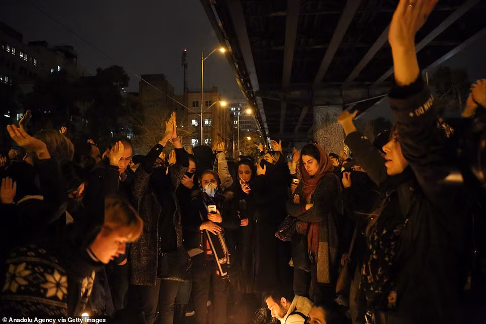 Đám đông người biểu tình yêu cầu những người chịu trách nhiệm vụ bắn hạ máy bay dân sự Ukraine phải bị xét xử công khai và chịu hình phạt.