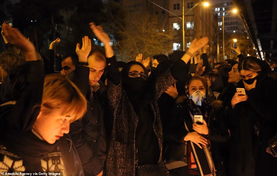 Nhiều người hô vang "án tử cho những người dối trá" trong cuộc biểu tình ở Tehran tối 11/1.