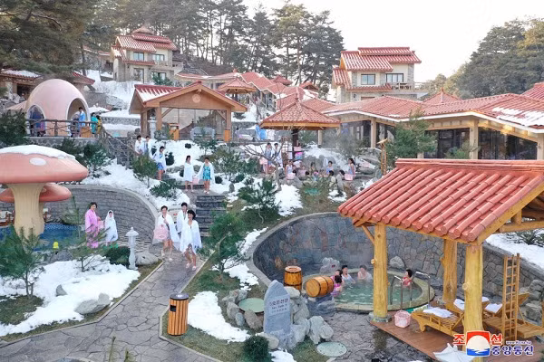 Khu nghỉ dưỡng cũng bao gồm phòng tập thể hình và nhiều cơ sở phục vụ nhu cầu giải trí khác.