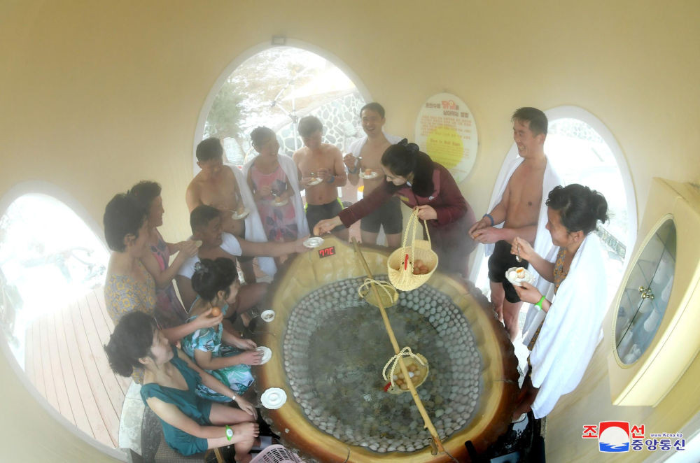 Người dân luộc trứng ăn tại khu nghỉ dưỡng.