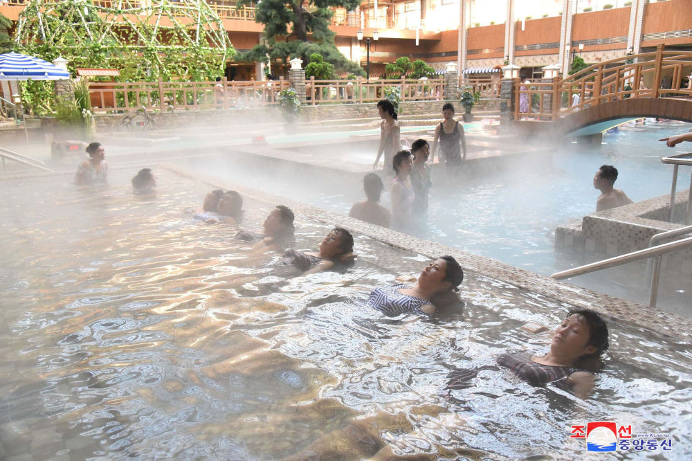 Du khách ngâm mình trong bể bơi tại khu nghỉ dưỡng suối nước nóng Yangdok ngày 14/1.