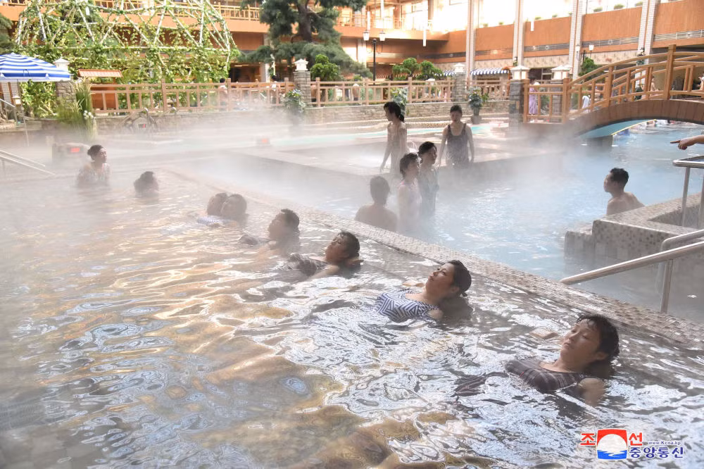 Du khách ngâm mình trong bể bơi tại khu nghỉ dưỡng suối nước nóng Yangdok ngày 14/1.