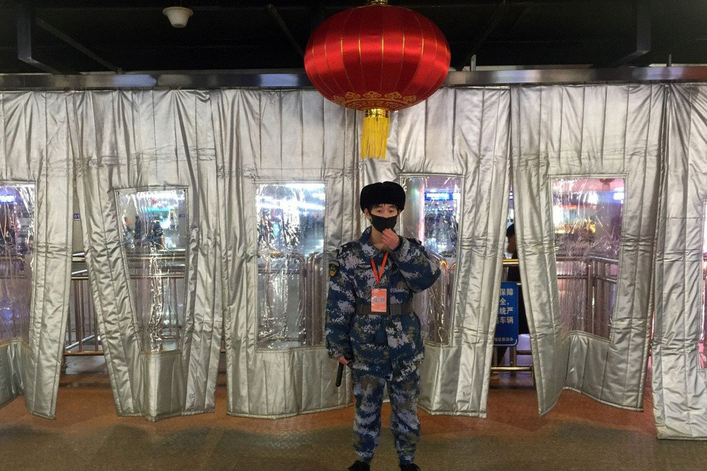 Chau A chay dua kiem soat virus la chet nguoi tu Trung Quoc