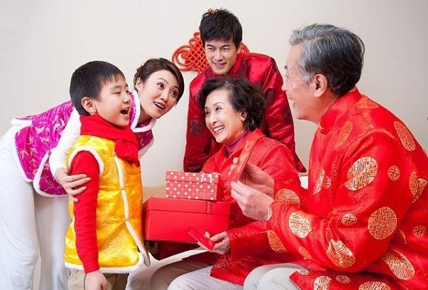 Trong dịp Tết ở Trung Quốc, trẻ em và người già thường được mừng tuổi, gọi là lì xì. Tiền đựng trong phong bao màu đỏ với mong muốn chúc một năm có sức khỏe dồi dào, gặp nhiều may mắn.