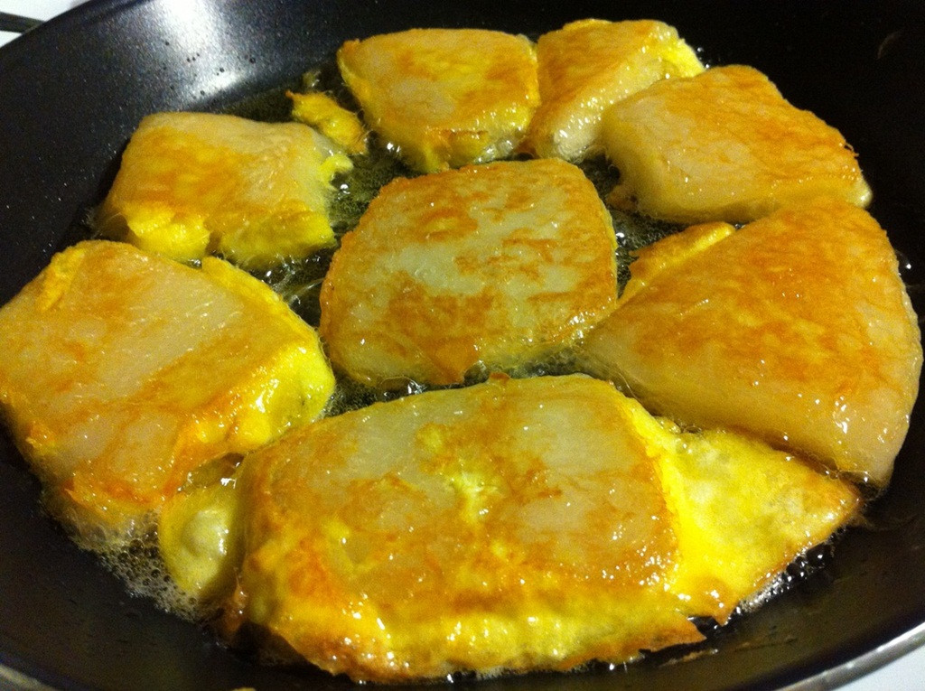 Bánh gạo ngọt (Tikoy) là món ăn truyền thống trong ngày Tết của người Philippines, mang ý nghĩa cầu chúc cho mọi người trong gia đình luôn gắn kết bên nhau.