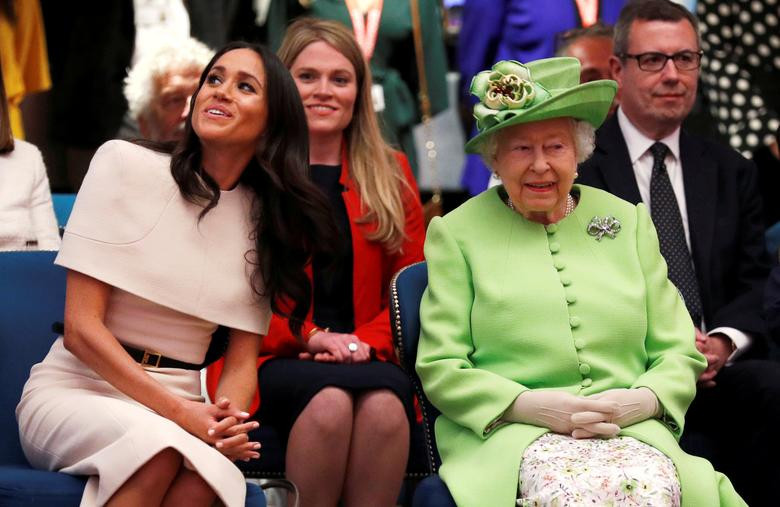 Công nương Meghan Markle ngồi cạnh Nữ hoàng Elizabeth II khi tới thăm nhà hát nghệ thuật biểu diễn Storyhouse ở Chester, Anh.