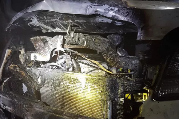 Xe hop dang dau trong san nha bat ngo boc chay vao sang mung 1 Tet