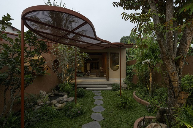 Khu vườn này cũng như một vùng đệm để ngăn bụi, tiếng ồn và giảm nhiệt độ đối với các phòng đằng sau.