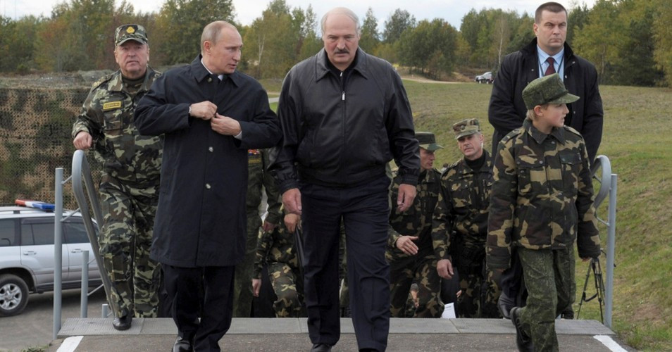 Tổng thống Belarus Alexander Lukashenko cho rằng, yêu cầu của Nga đã xâm phạm lợi ích quốc gia của họ, nhất là khi chỉ có 3,7% người dân Belarus đồng ý sáp nhập vào Nga.