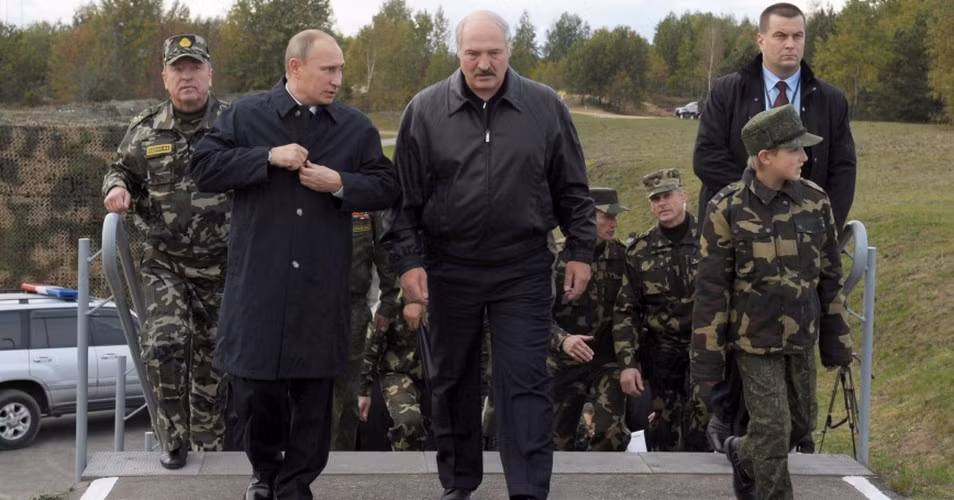 Tổng thống Belarus Alexander Lukashenko cho rằng, yêu cầu của Nga đã xâm phạm lợi ích quốc gia của họ, nhất là khi chỉ có 3,7% người dân Belarus đồng ý sáp nhập vào Nga.