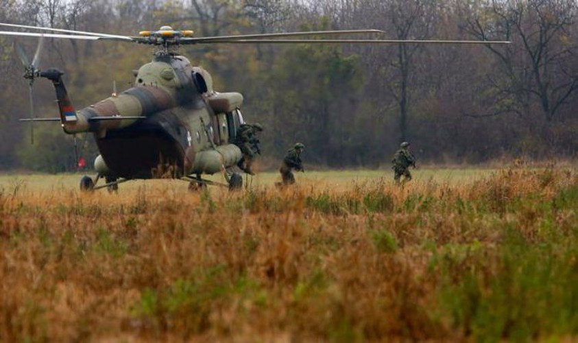 "Đây là một 'cánh đồng' ăng ten khổng lồ với tháp cao 300 mét, có diện tích 400 ha. Trạm thông tin này phát đi những sóng liên lạc tần số cực dài xâm nhập vào nước biển và đại dương đến độ sâu 50 mét".