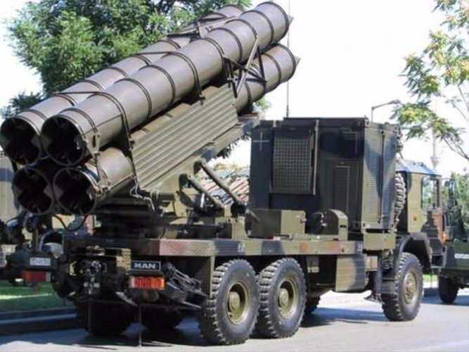 Hiệu suất nâng cao nhờ đạn rocket WS-1B sử dụng động cơ nhiên liệu rắn thế hệ mới và chiều dài đạn cũng được tăng cường trong khi kích cỡ đầu đạn giữ nguyên, sai số của WS-1B khoảng 1,25%.