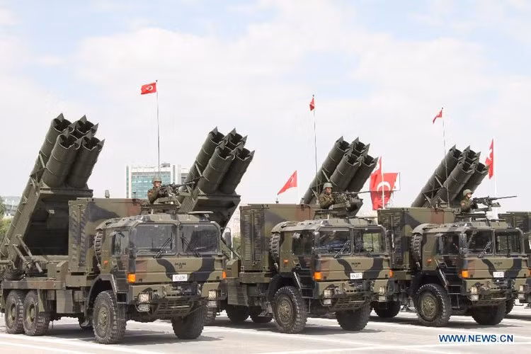 Những quả tên lửa hạng nặng từ các ống pháo phản lực sẽ đồng loạt phóng tạo ra sức công phá cực lớn.