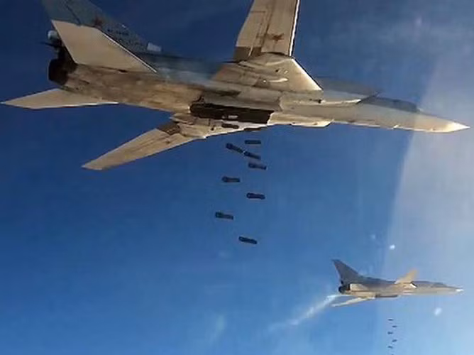 "Tuy nhiên, trước đó Nga thực sự có ý định nâng cấp căn cứ không quân Hmeimim để tiếp nhận máy bay ném bom chiến lược, và do đó không thể bác bỏ hoàn toàn những dữ liệu này", ghi chú của chuyên gia quân sự Nga.