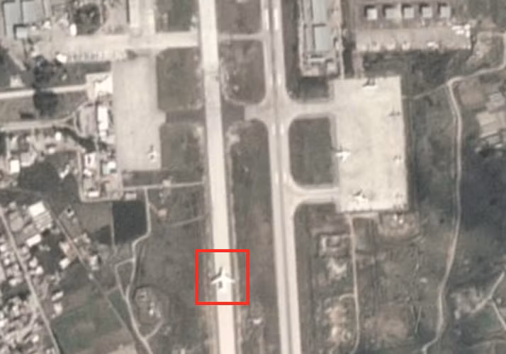 "Những tấm ảnh vệ tinh chụp vào ngày 14/2 cho thấy các báo cáo về sự xuất hiện của máy bay ném bom chiến lược Tu-160 tại căn cứ không quân Hmeimim ở Syria có vẻ là sự thật. Hai trong số chúng có thể được nhìn thấy trên đường băng".