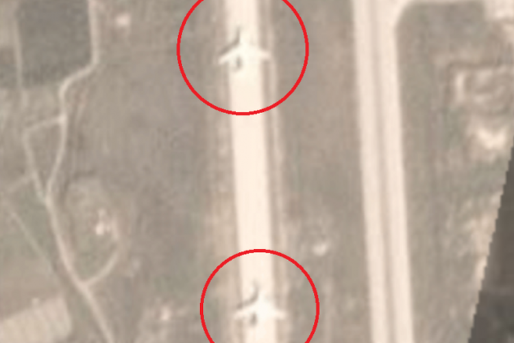 Trang Avia vừa đăng tải các bức ảnh vệ tinh rất đáng chú ý, có thể nhận thấy tại căn cứ không quân Hmeimim sự hiện diện của hai chiếc máy bay cỡ lớn, rất có thể đó chính là Tu-160.