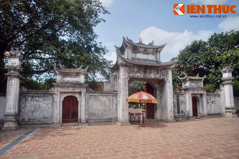 Đình được xây vào năm 1907, dưới thời nhà Nguyễn, tại vị trí được cho là nền điện thiết triều cũ của kinh thành Cổ Loa xưa. Vì vậy mà ngôi đình mang tên gọi Ngự Triều Di Quy.