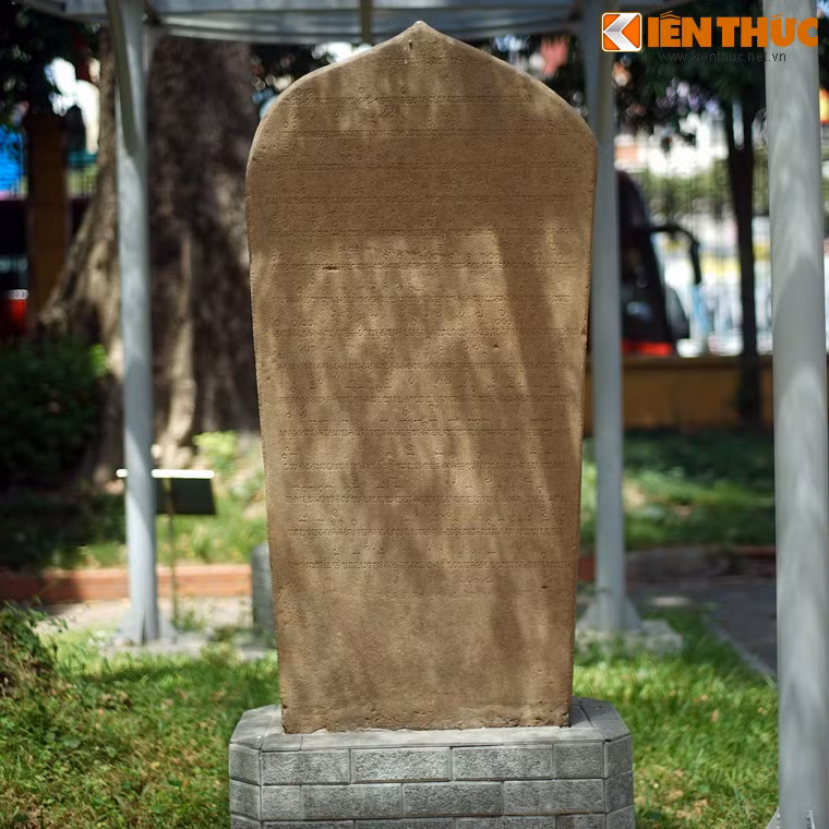 Bia Bàn Lãnh được dựng năm 820 Saka (năm 898), được tìm thấy ở xã Bàn Lãnh, huyện Duy Xuyên, tỉnh Quảng Nam. Bia ghi công lao nhà vua Jaya Sinhavarman đã ra lệnh miễn trừ mọi thuế khóa và quy định việc bảo vệ hai ngôi đền thờ ở địa phương.