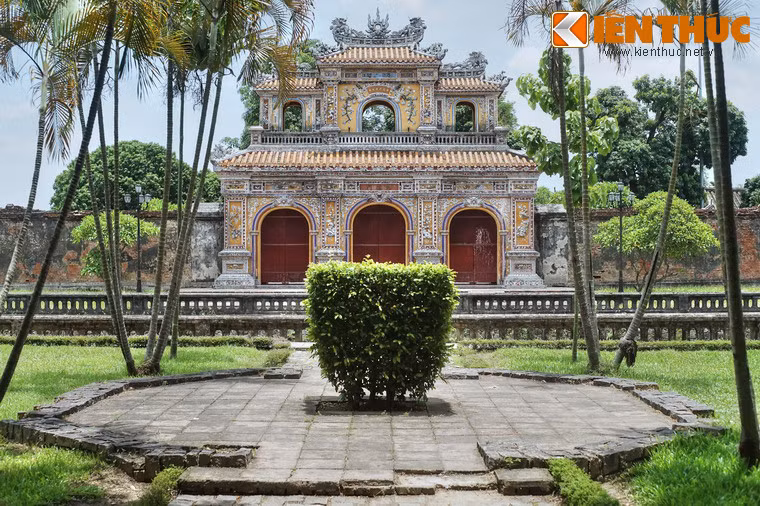 Nhìn chung, cả hai cửa Chương Đức và Hiển Nhơn được giới nghiên cứu đánh giá cao về giá trị mỹ thuật, đặc biệt là nghệ thuật trang trí đắp mảnh sành sứ vô cùng tinh xảo.