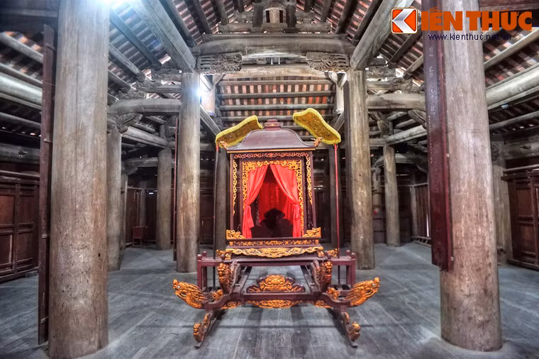 Tòa đình được chống đỡ bằng 6 hàng chân cột, các bộ vì nóc được kết cấu theo kiểu “giá chiêng, chồng rường” với quy mô bề thế.