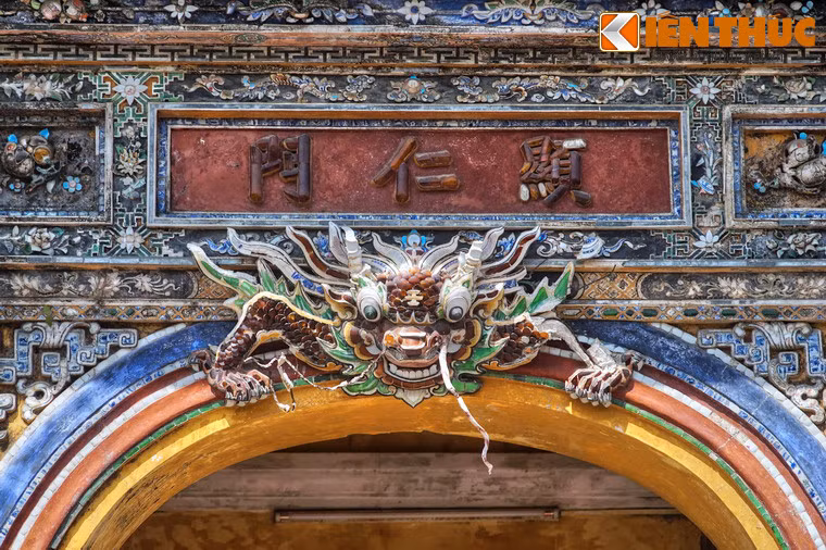 Trong chiến sự năm 1968, cửa Hiển Nhơn đã bị bom đạn phá huỷ nặng nề. Sau năm 1975, cửa được trùng tu khôi phục nguyên trạng.