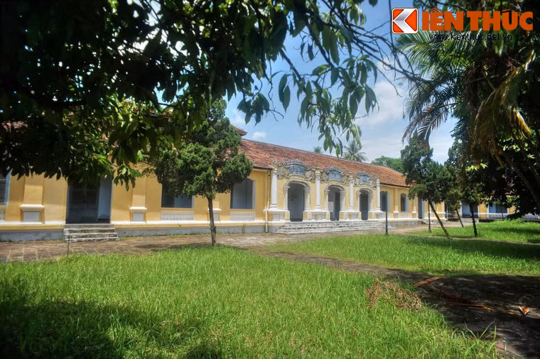 Hai bên Di Luân Đường có hai dãy nhà dài dùng làm phòng học của học sinh trường Quốc Tử Giám, được xây dựng sau khi trường dời về vị trí hiện tại. Cả hai khu nhà này được xây dựng theo phong cách kiến trúc thuộc địa khá phổ biến ở các công trình kiến trúc Pháp, có trang trí thêm các họa tiết Việt.