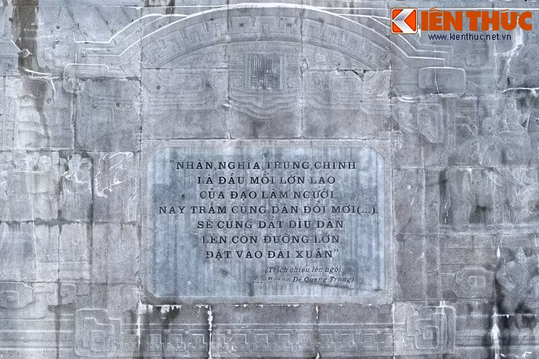 Chính giữa bức phù điêu có trích khắc chiếu lên ngôi của Hoàng đế Quang Trung: “Nhân, Nghĩa, Trung tín là đầu mối lớn lao của đạo làm người. Nay cùng nhân dân đổi mới, sẽ cùng dìu dắt dân lên con đường lớn, đặt vào đài xuân…”.