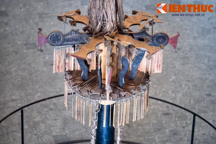 Nét mỹ thuật đặc sắc nhất trên cây nêu của người Cor là các Gu làm bằng gỗ bút. Người Cor thường dùng Gu để trang trí mâm thần. Mâm gỗ này cũng được trang trí nhiều hoạ tiết, hoa văn, hình vẽ tương đối đa dạng và phong phú.