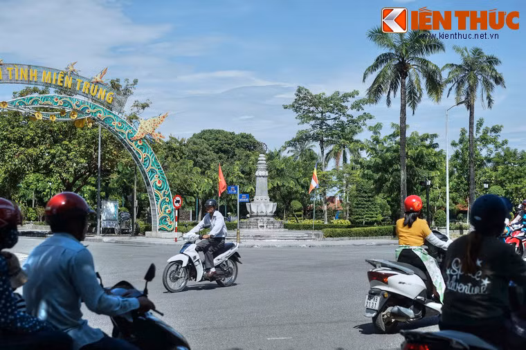 Tọa lạc cạnh ngã tư Lê Lợi - Hùng Vương, ngay đầu phía Nam cầu Trường Tiền của thành phố Huế, Đài Thánh Tử đạo là nơi ghi dấu một sự kiện lớn trong phong trào Phật giáo Huế năm 1963 - một phong trào yêu nước, chống đế quốc Mỹ trong giai đoạn kháng chiến chống Mỹ của dân tộc.