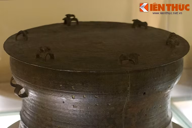 Một số trống có 6 cụm tượng ếch trên mặt, gồm ba tượng ếch "cõng nhau" xen kẽ ba tượng ếch đơn lẻ.