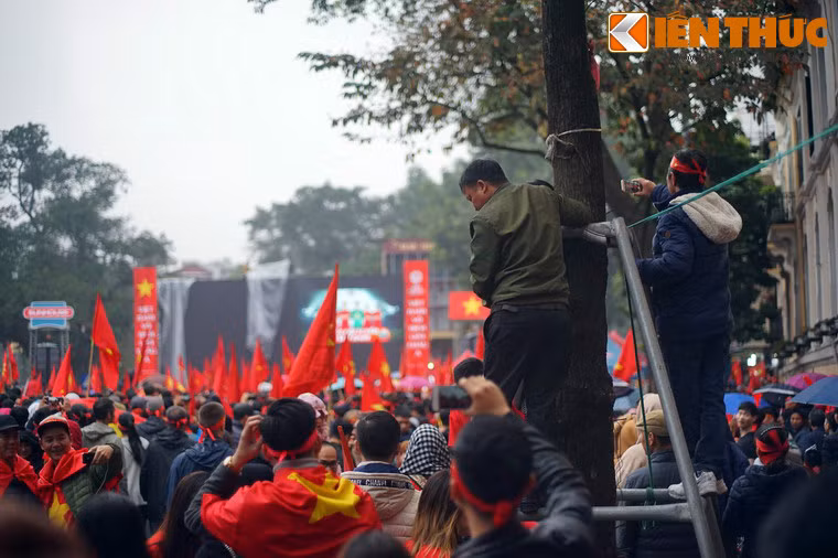 Các khán giả trung niên cũng không chịu thua kém giới trẻ.