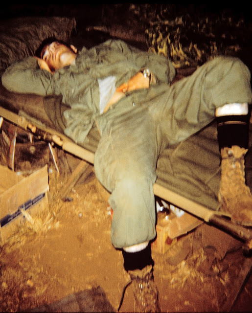 Tư thế ngủ lạ lùng của một lính Mỹ. Ảnh: The Vietnam Slide Project.